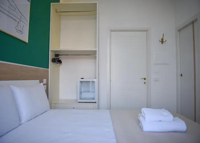 לינה וארוחת בוקר Gate 4*